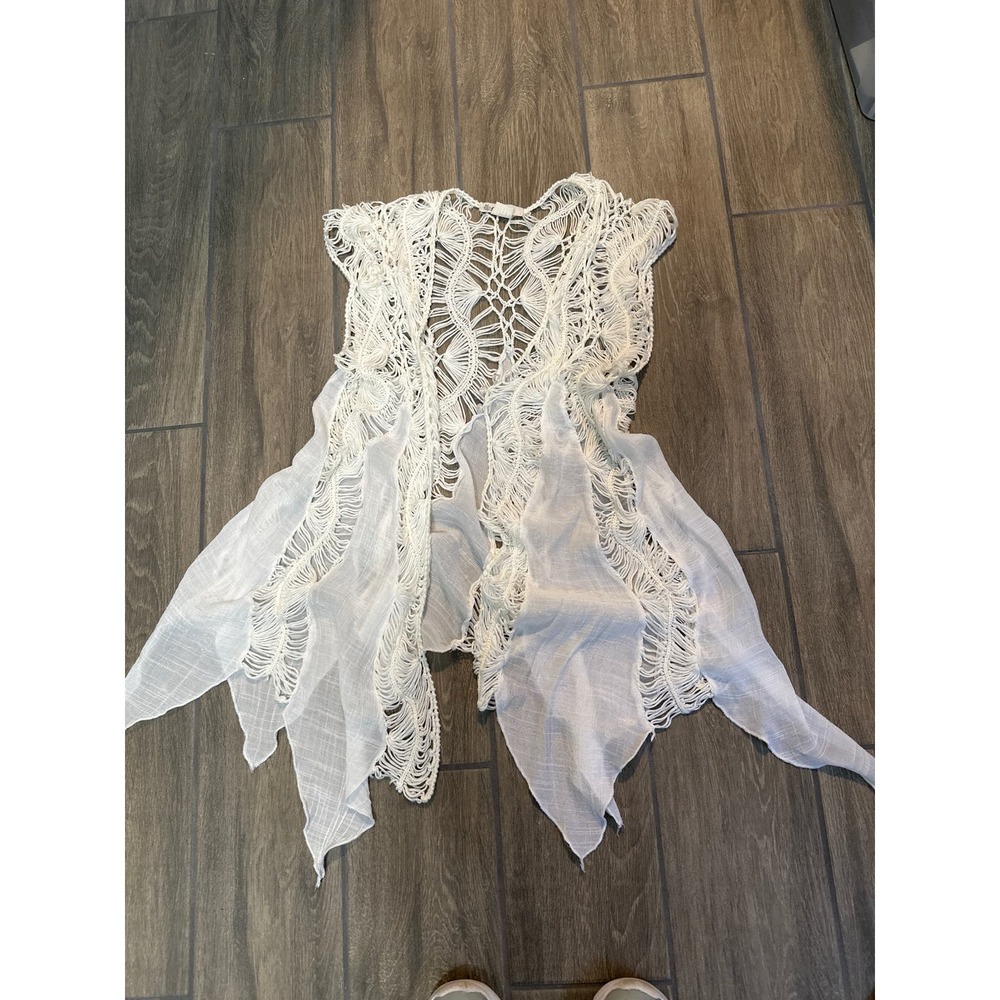 Women’s cotton and macrame white cover up. Size medium